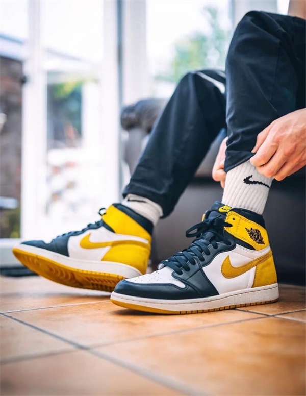 Air Jordan 1 Retro High OG 'Yellow Ochre' photo review