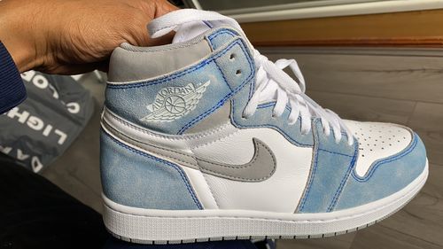 Air Jordan 1 Retro High OG 'Hyper Royal Light Smoke Grey' photo review