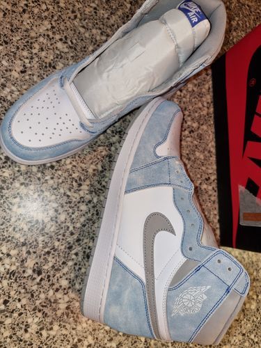 Air Jordan 1 Retro High OG 'Hyper Royal Light Smoke Grey' photo review