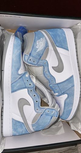 Air Jordan 1 Retro High OG 'Hyper Royal Light Smoke Grey' photo review