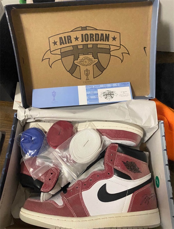 Trophy Room x Air Jordan 1 Retro High OG SP 'Chicago' photo review